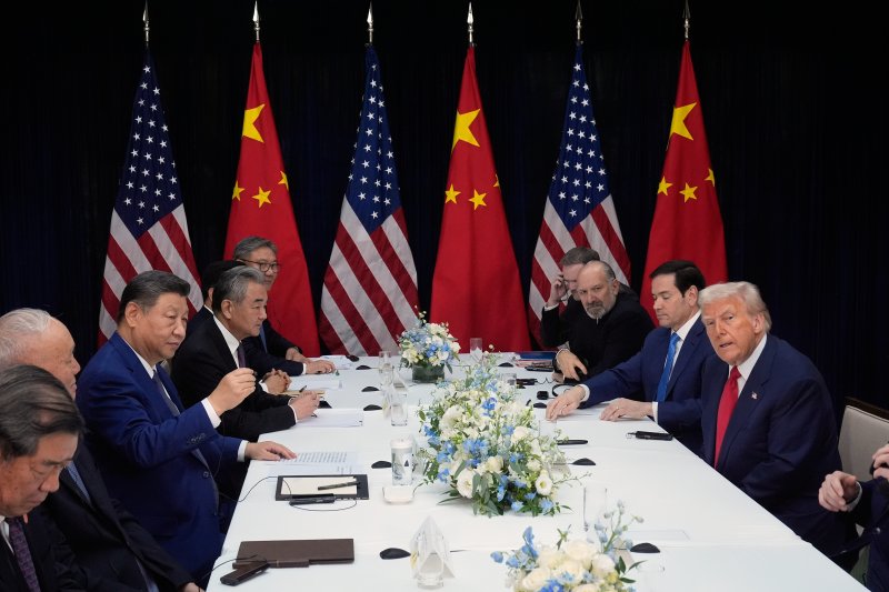 마주앉은 美中 도널드 카지노 바카라 미국 대통령(오른쪽)과 시진핑 중국 국가주석이 30일 부산 김해공군기지 나래마루에서 카지노 바카라하고 있다. 이날 카지노 바카라에서 미국과 중국은 서로의 입장을 양보하면서 타협안을 도출해냈다. 그러나 양국의 합의가 지속될 수 있을지에 대해서는 회의론도 고개를 들고 있다. 중국은 희토류 수출통제 유예와 합성마약 펜타닐의 미국 유입 차단 협력 강화 등에 동의했고, 미국은 중국에 부과해온 펜타닐 관세를 10%p 인하키로 합의했다. AP뉴시스