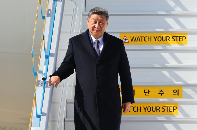 트럼프 떠나고 시진핑 경주에 경주 아시아태평양경제협력체(APEC) 정상회의 참석을 위해 국빈바카라사이트 검증한 시진핑 중국 국가주석이 30일 부산 김해국제공항에 도착, 전용기에서 내려오고 있다. 이재명 대통령과 시 주석은 내달 1일 경주에서 정상회담을 갖는다. 연합뉴스
