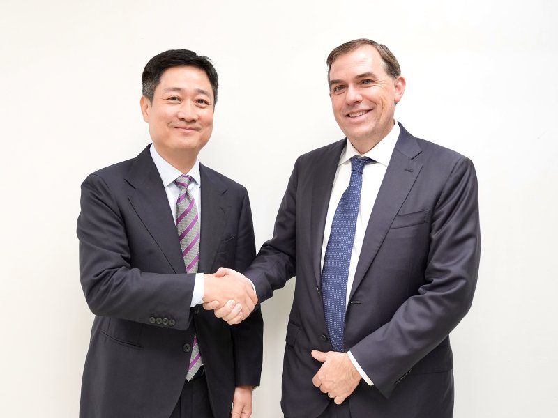 LG유플러스 홍범식 대표(왼쪽)와 AWS 맷 가먼 CEO가 지난 29일 '2025 APEC CEO 서밋' 현장에서 악수하고 있다. LG유플러스 제공