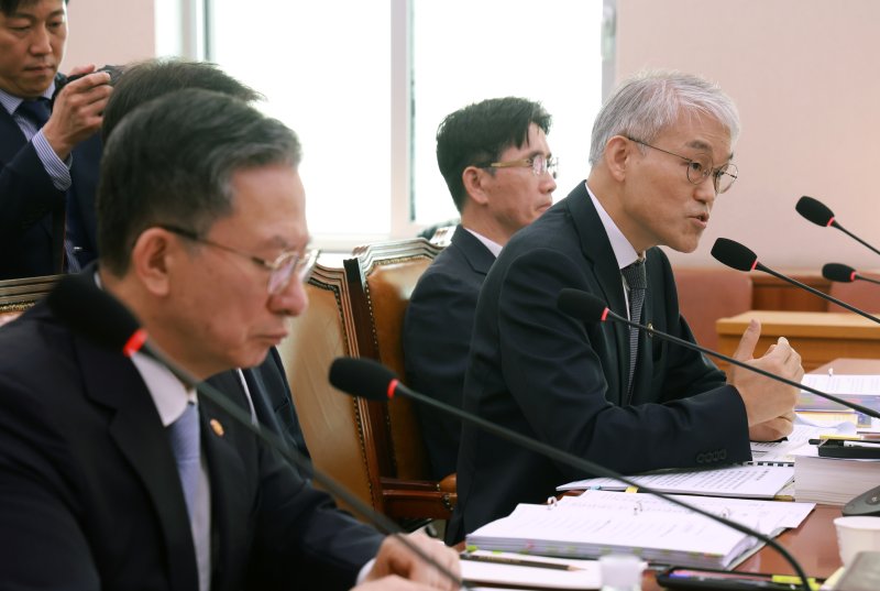 [서울=뉴시스] 고승민 기자 = 천대엽 법원행정처장이 30일 서울 여의도 국회에서 열린 법제사법위원회의 법무부 등 종합감사에서 의원 질의에 답하고 있다. 2025.10.30. kkssmm99@newsis.com