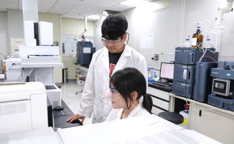 애경케미칼 연구원들이 지난 29일 대전연구소에서 연구·개발에 매진하고 있다. 애경케미칼 제공