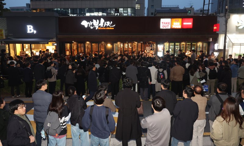 젠슨 황 엔비디아 최고경영자(CEO)와 이재용 삼성전자 회장, 정의선 현대차그룹 회장이 30일 서울시내 한 치킨집에서 '치맥회동'을 앞두고 취재진이 모여 있다.뉴시스