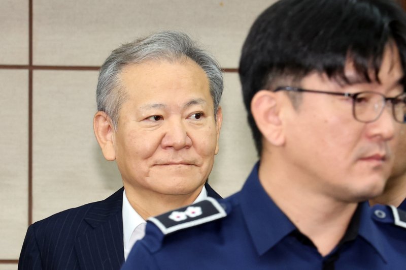 [서울=뉴시스] 사진공동취재단 = 12·3 비상계엄 선포 당일 허석곤 전 소방청장이 이상민 전 행정안전부 장관과 통화 후 소방청 고위 간부들에게 단전·단수가 소방 임무냐고 물어봤다는 법정 증언이 나왔다. 사진은 이 전 장관. 2025.10.17. photo@newsis.com