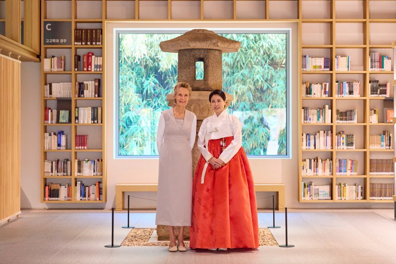 김혜경 여사와 캐나다 총리의 배우자 다이애나 폭스 카니 여사가 30일 경북 경주박물관 신라천년서고에서 환담에 앞서 기념촬영을 하고 있다. 대통령실 제공