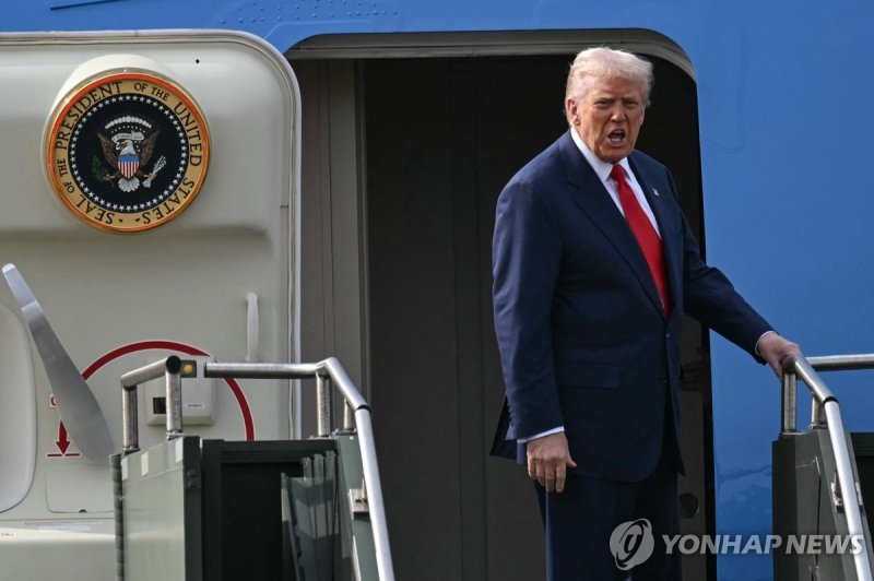 미중 정상회담 후 에어포스원에 오르는 도널드 트럼프 미국 대통령 (출처=연합뉴스)