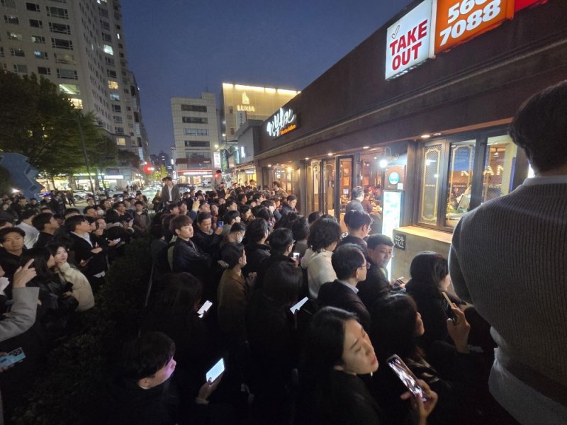 젠슨 황 엔비디아 최고경영자(CEO)과 이재용 삼성전자 회장, 정의선 현대차그룹 회장이 30일 서울 강남구 삼성역 인근 깐부치킨에서 만찬을 가질 것으로 알려지자 매장 앞에 취재진과 시민 수백 명이 몰려들었다. 2025.10.30 ⓒ News1 최동현 기자