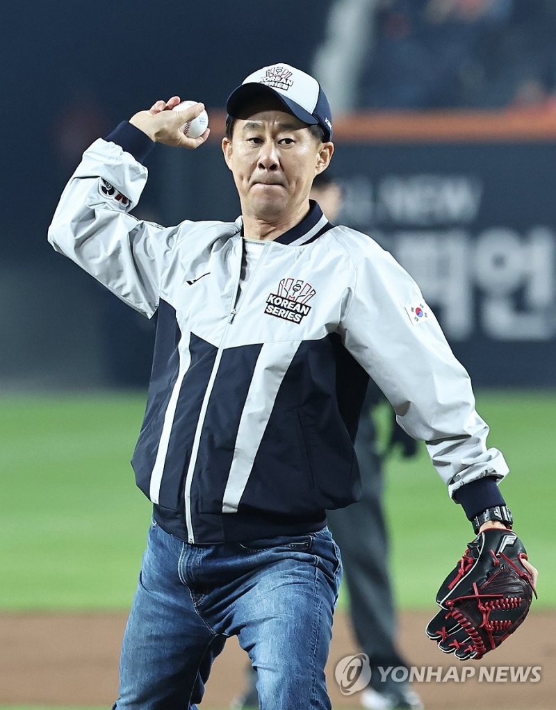 남희석, 한국시리즈 4차전 시구 (출처=연합뉴스)