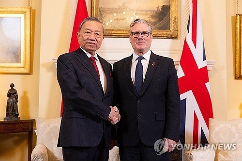 또 럼 베트남 공산당 서기장과 키어 스타머 영국 총리 (출처=연합뉴스)