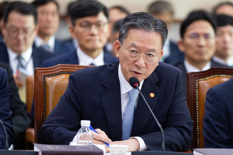 정성호 법무부 라이브 바카라이 30일 서울 여의도 국회에서 열린 법제사법위원회의 법무부 등에 대한 국정감사에서 의원 질의에 답하고 있다. 2025.10.30/라이브 바카라1 ⓒ News1 유승관 기자