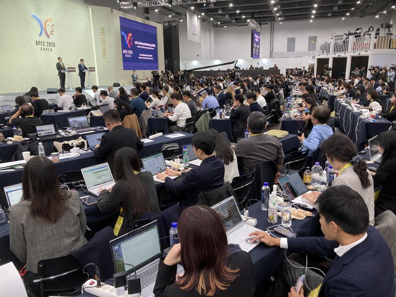 조현 외교부 장관과 여한구 산업통상부 통상교섭본부장이 30일 바카라 카지노 국제미디어센터에서 국내외 기자들에게 언론 브리핑을 갖고 있다. 사진=김경수 기자