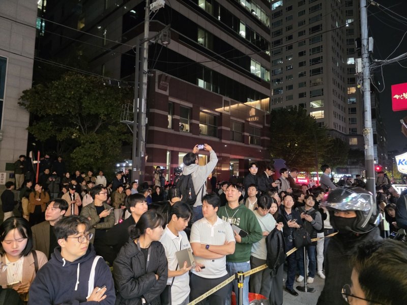 젠슨황·이재용·정의선 회동에 몰려든 취재진과 시민들 (출처=연합뉴스)