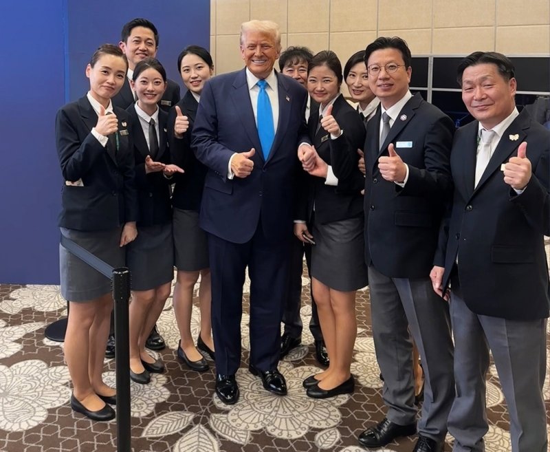 도널드 트럼프 미국 대통령이 지난달 29일 경주 힐튼호텔 만찬장에 있는 호텔 직원들과 기념 사진을 찍었다./사진=경주 힐튼호텔 SNS 갈무리, 뉴스1