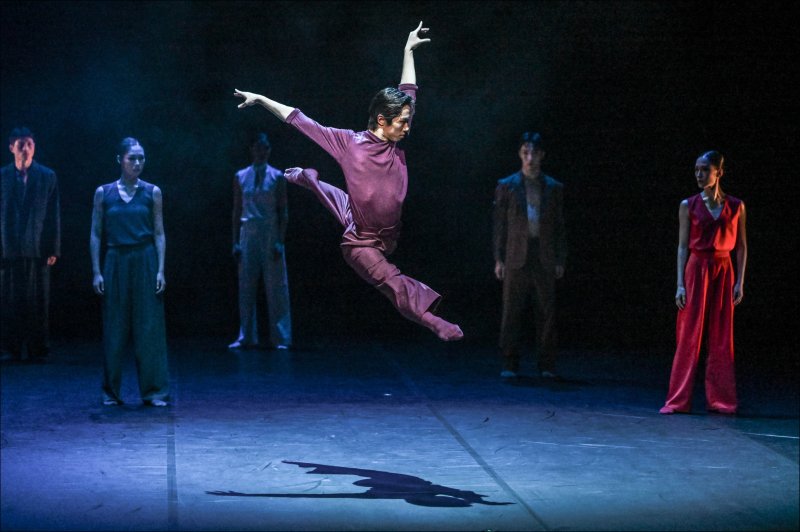 [서울=뉴시스]서울시발레단 '언더 더 트리즈 보이시스' 공연 장면. (사진=세종문화회관 제공)