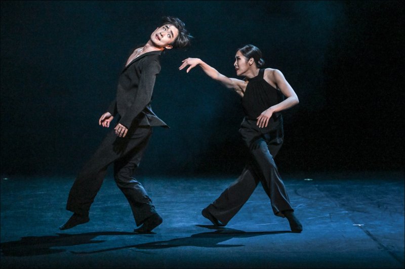 [서울=뉴시스]서울시발레단 '언더 더 트리즈 보이시스' 공연 장면. (사진=세종문화회관 제공)