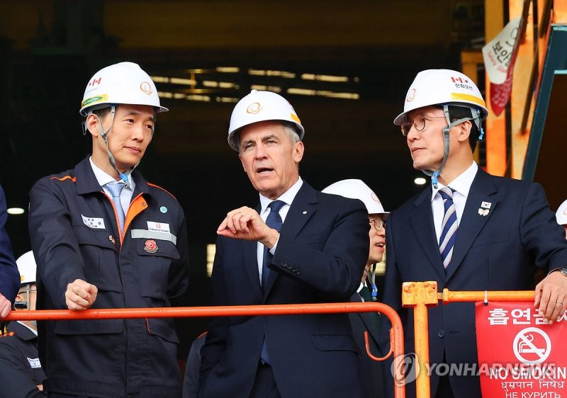 한화오션 거제조선소 조립 공장 시찰하는 한-캐나다 총리 (출처=연합뉴스)