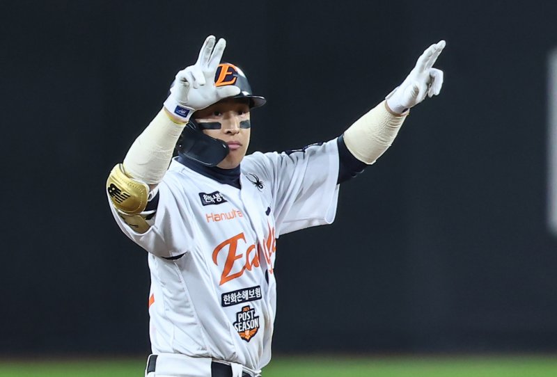 대전 한화생명볼파크에서 열린 프로야구 2025 신한 SOL뱅크 KBO 포스트시즌 한국시리즈 4차전 LG 트윈스와 한화 이글스의 경기, 7회말 1사 1루 상황에서 한화 손아섭이 내야안타를 치고 3루수 송구 실책을 틈타 2루까지 진루해 기뻐하고 있다.뉴스1