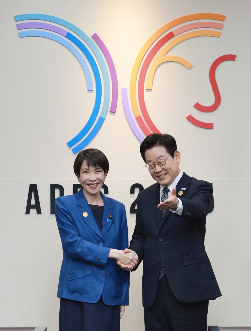 [경주=뉴시스] 고범준 기자 = 이재명 대통령과 다카이치 사나에 일본 총리가 30일 경북 경주 APEC 정상회의장에서 한일 정상회담 기념촬영을 하고 있다. 2025.10.30. bjko@newsis.com