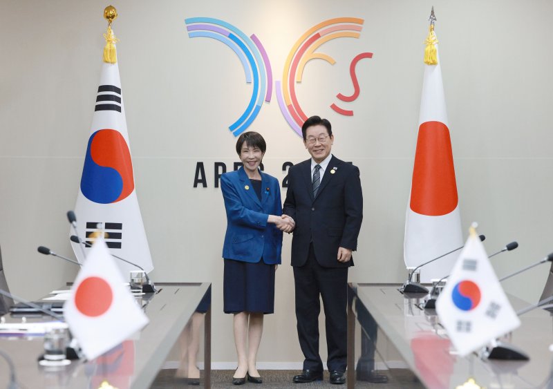 [경주=뉴시스] 고범준 기자 = 이재명 대통령과 다카이치 사나에 일본 총리가 30일 경북 경주 APEC 정상회의장에서 한일 정상회담 기념촬영을 하고 있다. 2025.10.30. bjko@newsis.com