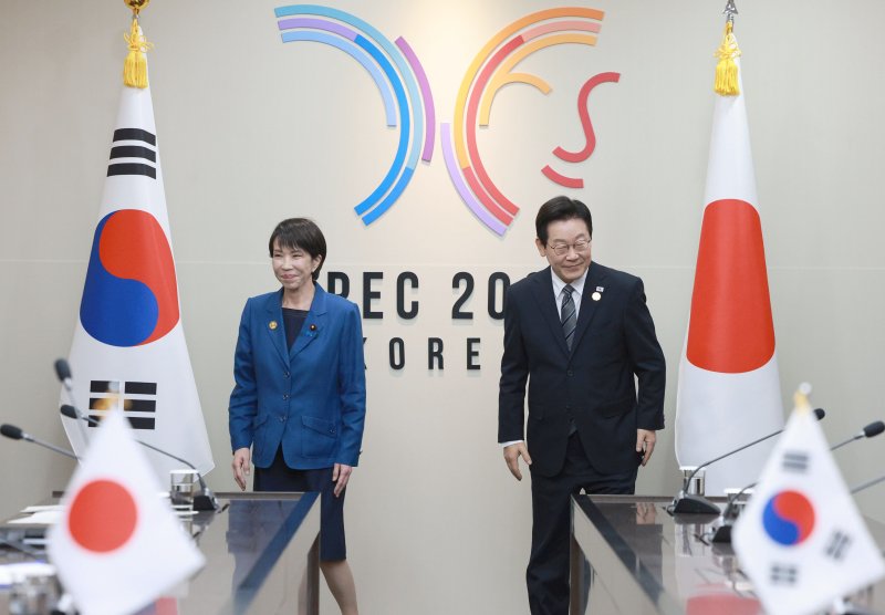 [경주=뉴시스] 고범준 기자 = 이재명 대통령과 다카이치 사나에 일본 총리가 30일 경북 경주 APEC 정상회의장에서 한일 정상회담 기념촬영을 마친 뒤 자리로 향하고 있다. 2025.10.30. bjko@newsis.com