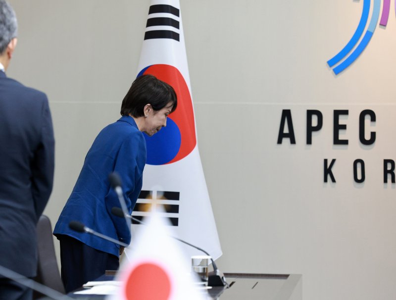 [경주=뉴시스] 고범준 기자 = 다카이치 사나에 일본 총리가 30일 경북 경주 APEC 정상회의장에서 열린 이재명 대통령과 한일 정상회담에서 자리로 향하며 태극기와 일장기를 향해 예를 표하고 있다. 2025.10.30. bjko@newsis.com