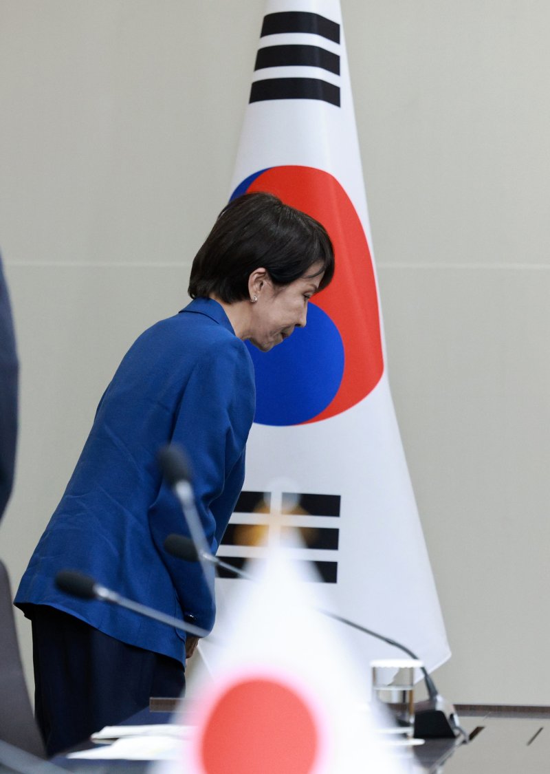 [경주=뉴시스] 고범준 기자 = 다카이치 사나에 일본 총리가 30일 경북 경주 APEC 정상회의장에서 열린 이재명 대통령과 한일 정상회담에서 자리로 향하며 태극기와 일장기를 향해 예를 표하고 있다. 2025.10.30. bjko@newsis.com