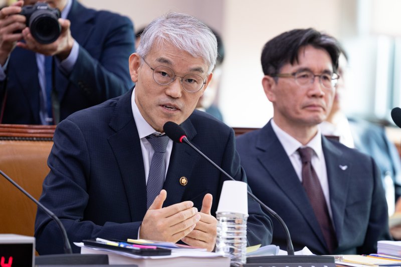 천대엽 법원행정처장이 30일 서울 여의도 국회에서 열린 법제사법위원회의 법무부 등에 대한 국정감사에서 의원 질의에 답하고 있다. 2025.10.30/뉴스1 ⓒ News1 유승관 기자