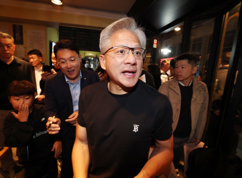 [서울=뉴시스] 정병혁 기자 = 젠슨 황 엔비디아 최고경영자(CEO)가 30일 이재용 삼성전자 회장과 정의선 현대차그룹 회장과의 '치맥회동'을 위해 서울 강남구 삼성역 인근 치킨집으로 향하고 있다. (공동취재) 2025.10.30. photo@newsis.com