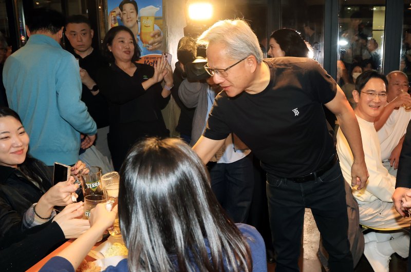[서울=뉴시스] 정병혁 기자 = 젠슨 황 엔비디아 최고경영자(CEO)가 30일 서울 강남구 삼성역 깐부치킨 매장에서 이재용 삼성전자 회장, 정의선 현대차그룹 회장과 치맥회동 중 내부 손님들과 잔을 부딪히고 있다. (공동취재) 2025.10.30. photo@newsis.com