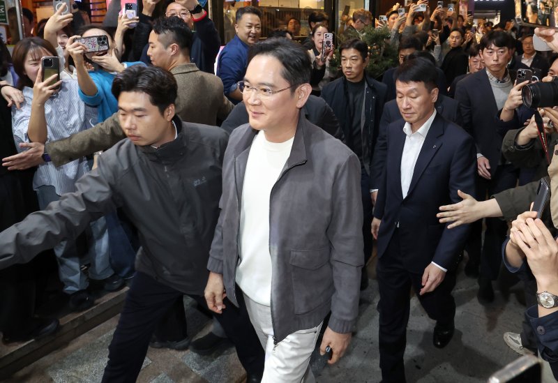 [서울=뉴시스] 정병혁 기자 = 젠슨 황 엔비디아 최고경영자(CEO)가 30일 이재용 삼성전자 회장과 정의선 현대차그룹 회장과의 '치맥회동'을 위해 서울 강남구 삼성역 인근 치킨집으로 향하고 있다. (공동취재) 2025.10.30. photo@newsis.com