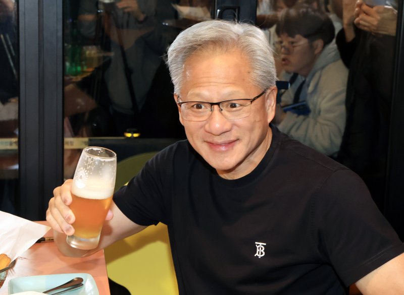 [서울=뉴시스] 정병혁 기자 = 젠슨 황 엔비디아 최고경영자(CEO)가 30일 서울 강남구 삼성역 깐부치킨 매장에서 이재용 삼성전자 회장, 정의선 현대차그룹 회장과 치맥회동을 하고 있다. (공동취재) 2025.10.30. photo@newsis.com