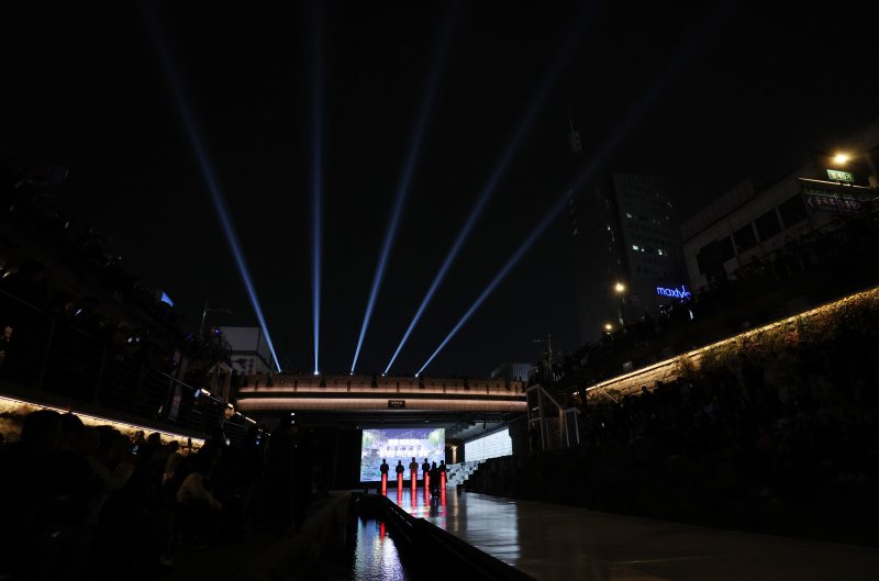 [서울=뉴시스] 이영환 기자 = 30일 오후 서울 종로구 청계천 오간수교에서 청계천 야간경관 점등식이 열리고 있다. 2025.10.30. 20hwan@newsis.com