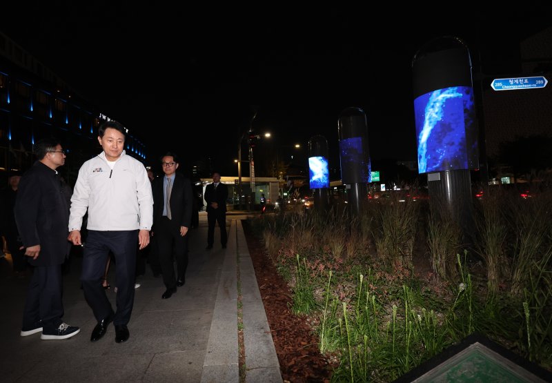 [서울=뉴시스] 이영환 기자 = 오세훈 서울시장이 30일 오후 서울 종로구 청계천 오간수교에서 열린 청계천 야간경관 점등식에 앞서 오간수교 상부 자연주의 정원과 미디어 폴을 살펴보고 있다. 2025.10.30. 20hwan@newsis.com
