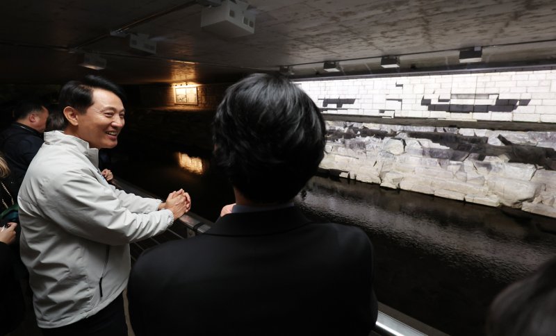 [서울=뉴시스] 이영환 기자 = 오세훈 서울시장이 30일 오후 서울 종로구 청계천 오간수교에서 열린 청계천 야간경관 점등식에서 미디어 아트를 관람하고 있다. 2025.10.30. 20hwan@newsis.com