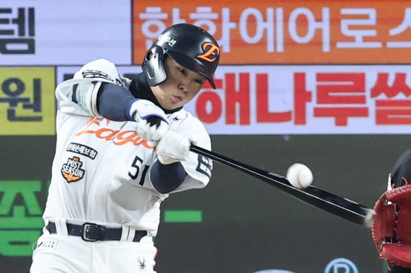 포스트시즌 한국시리즈 4차전 LG 트윈스와 한화 이글스의 경기. 7회말 2사 2, 3루 한화 문현빈이 2타점 적시타를 치고 있다.뉴스1