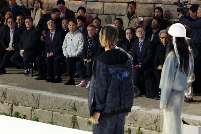 [서울=뉴시스] 이영환 기자 = 오세훈 서울시장이 30일 오후 서울 종로구 청계천 오간수교에서 열린 청계천 야간경관 점등식에서 진행된 패션쇼를 관람하고 있다. 2025.10.30. 20hwan@newsis.com