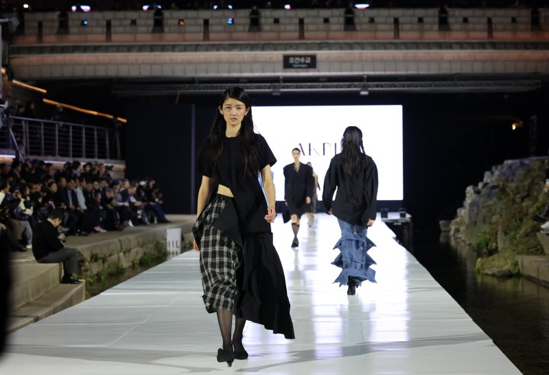 [서울=뉴시스] 이영환 기자 = 30일 오후 서울 종로구 청계천 오간수교에서 열린 청계천 야간경관 점등식에서 패션쇼가 진행되고 있다. 2025.10.30. 20hwan@newsis.com