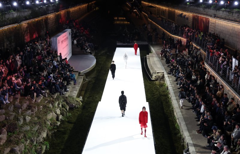 [서울=뉴시스] 이영환 기자 = 30일 오후 서울 종로구 청계천 오간수교에서 열린 청계천 야간경관 점등식에서 패션쇼가 진행되고 있다. 2025.10.30. 20hwan@newsis.com