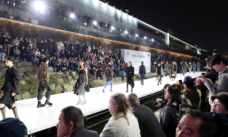 [서울=뉴시스] 이영환 기자 = 30일 오후 서울 종로구 청계천 오간수교에서 열린 청계천 야간경관 점등식에서 패션쇼가 진행되고 있다. 2025.10.30. 20hwan@newsis.com