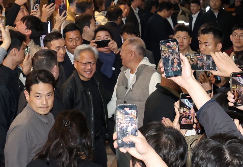 [서울=뉴시스] 정병혁 기자 = 젠슨 황 엔비디아 최고경영자(CEO)가 30일 이재용 삼성전자 회장과 정의선 현대차그룹 회장과의 '치맥회동'을 위해 서울 강남구 삼성역 인근 치킨집으로 향하고 있다. (공동취재) 2025.10.30. photo@newsis.com