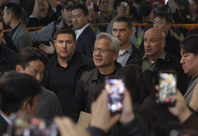 [서울=뉴시스] 정병혁 기자 = 젠슨 황 엔비디아 최고경영자(CEO)가 30일 이재용 삼성전자 회장과 정의선 현대차그룹 회장과의 '치맥회동'을 위해 서울 강남구 삼성역 인근 치킨집으로 향하고 있다. (공동취재) 2025.10.30. photo@newsis.com