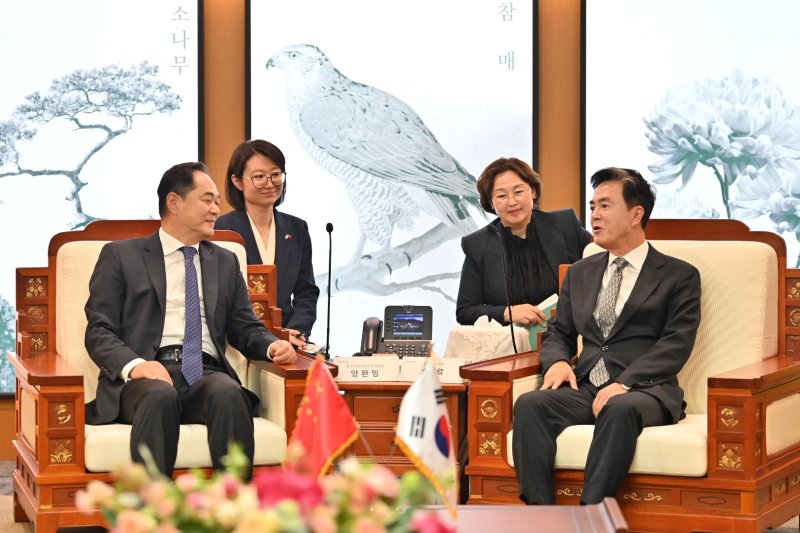 김태흠 지사(오른쪽)가 양완밍 중국인민대외우호협회장과 면담하고 있다.(충남도 제공. 재판매 및 DB금지)/뉴스1