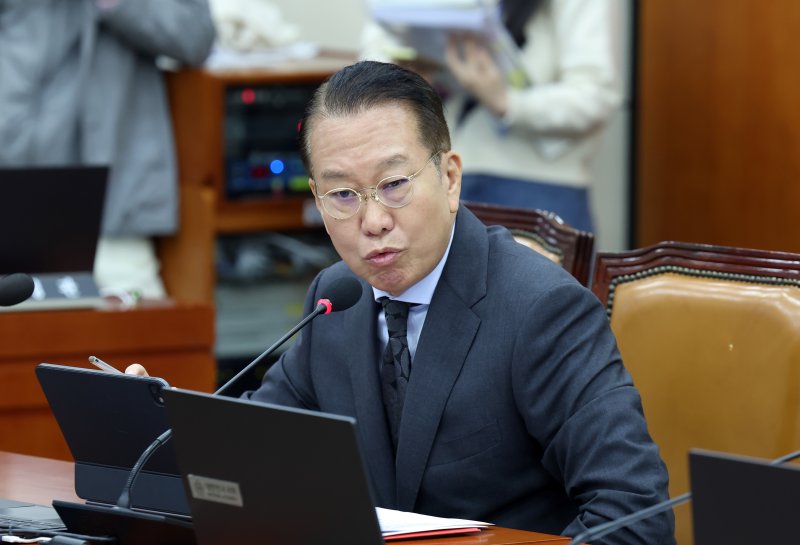 [서울=뉴시스] 고승민 기자 = 권영세 국민의힘 의원이 30일 서울 여의도 국회에서 열린 기획재정위원회의 기획재정부 등 종합감사에서 질의하고 있다. 2025.10.30. kkssmm99@newsis.com