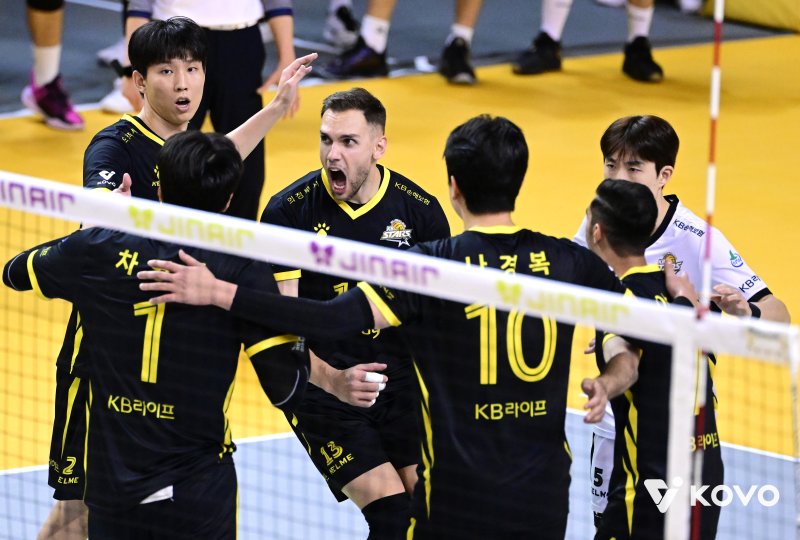 [서울=뉴시스] 남자배구 KB손해보험 선수들이 30일 경기 의정부 경민대 체육관에서 열린 진에어 2025~2026 V-리그 남자부 OK저축은행과의 경기에서 득점에 성공한 뒤 환호하고 있다. (사진=KOVO 제공) 2025.10.30. *재판매 및 DB 금지
