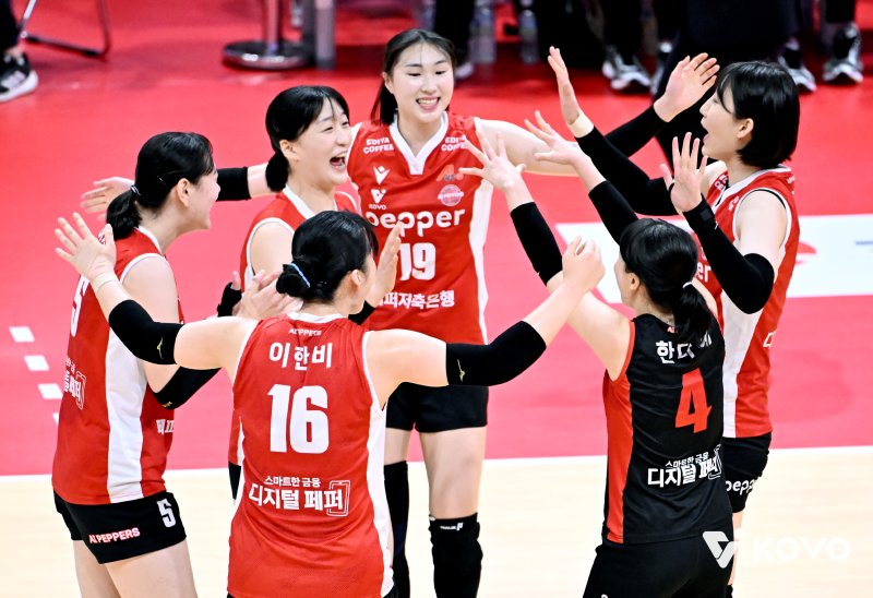 [서울=뉴시스] 여자배구 페퍼저축은행 선수들이 30일 광주 페퍼스타디음에서 열린 진에어 2025~2026 V-리그 여자부 현대건설과의 경기에서 득점에 성공한 뒤 환호하고 있다. (사진=KOVO 제공) 2025.10.30. *재판매 및 DB 금지