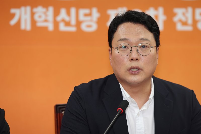 [서울=뉴시스] 김명년 기자 = 천하람 개혁신당 원내대표가 28일 오전 서울 여의도 국회에서 김건희 특검의 이준석 대표에 대한 압수수색 관련 기자회견을 하고 있다. 2025.07.28. kmn@newsis.com