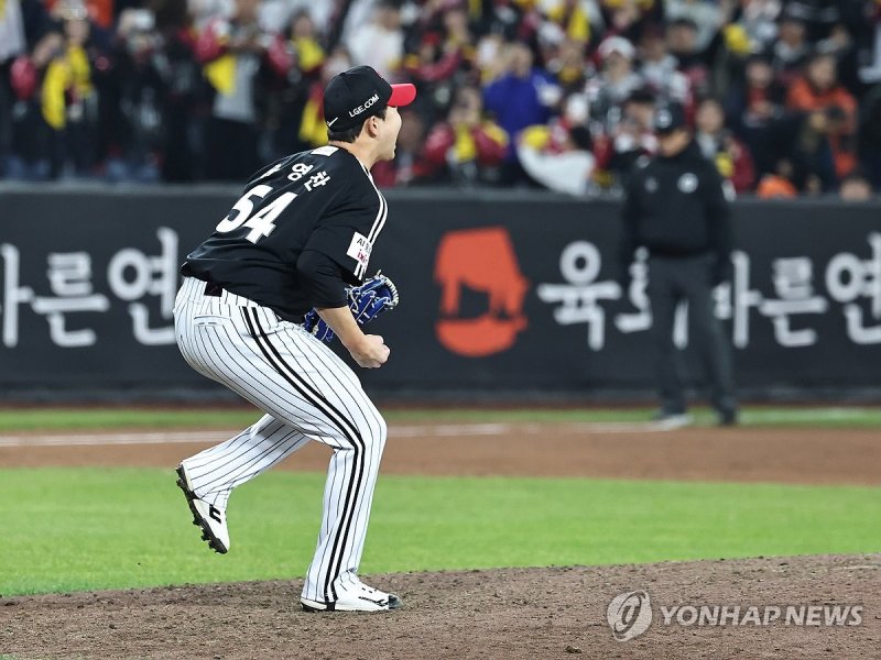 역전 승리에 환호하는 LG 유영찬 (출처=연합뉴스)