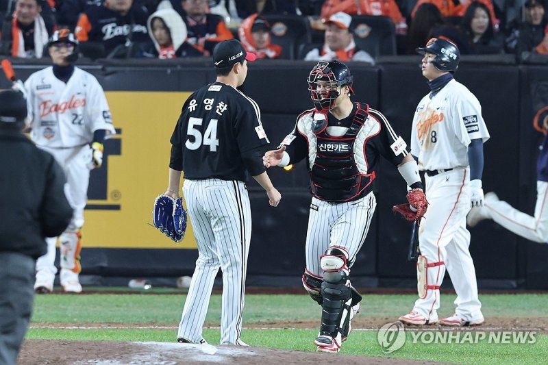 승리 기쁨 나누는 유영찬-박동원 (출처=연합뉴스)