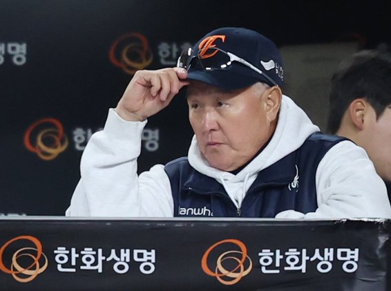 [대전=뉴시스] 조성우 기자 = 30일 대전 중구 한화생명볼파크에서 열린 2025 KBO 한국시리즈 4차전 LG 트윈스와 한화 이글스의 경기, 한화 김경문 감독이 7회초 LG 공격을 지켜보고 있다. 2025.10.30. xconfind@newsis.com