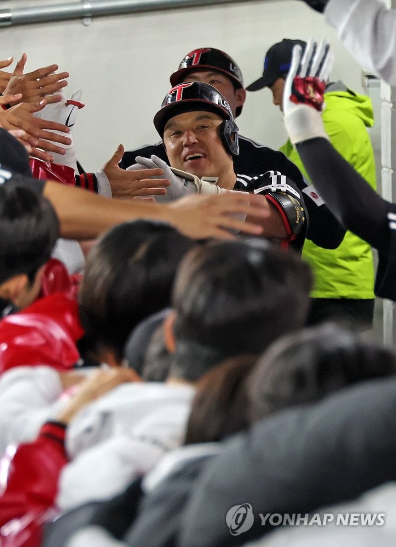 축하받는 박동원 (출처=연합뉴스)