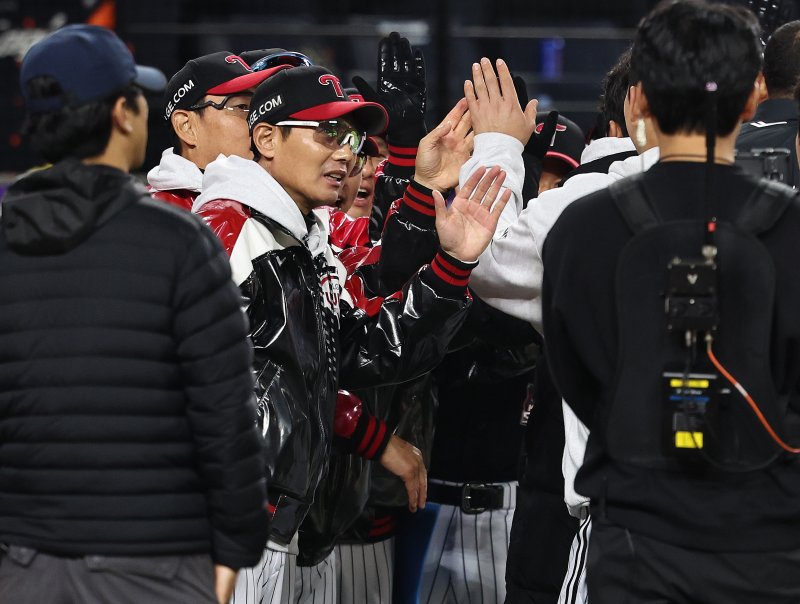 30일 대전 한화생명볼파크에서 열린 프로야구 2025 신한 SOL뱅크 KBO 포스트시즌 한국시리즈 4차전 LG 트윈스와 한화 이글스의 경기, 한화에 7대 4로 역전승한 LG 염경엽 감독이 선수들을 격려하고 있다. 2025.10.30/뉴스1 ⓒ News1 구윤성 기자